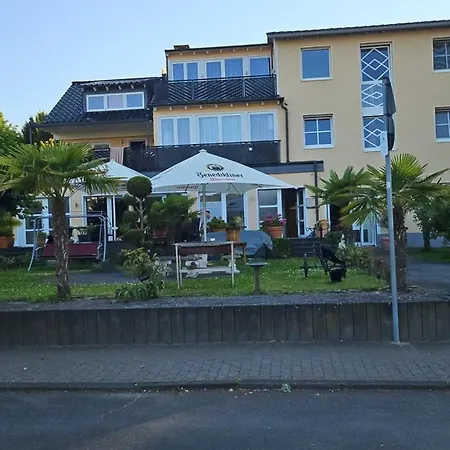 Ferienwohnung Mit Rheinblick In 3 * Remagen